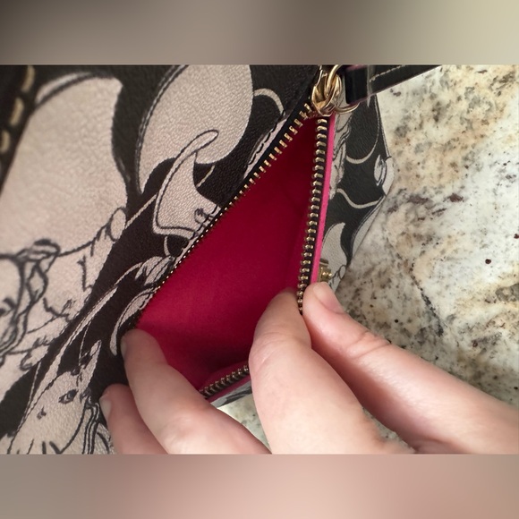 Disney Parks Dooney & Bourke Dumbo The Flying Elephant Crossbody Bag Handbag - Picture 9 of 12